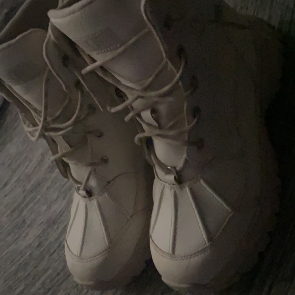 Ugg YOSE boot ** rare all white size 8 WOMENS